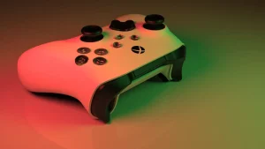Mano sosteniendo control Xbox durante sesión de juego con interfaz visible en pantalla