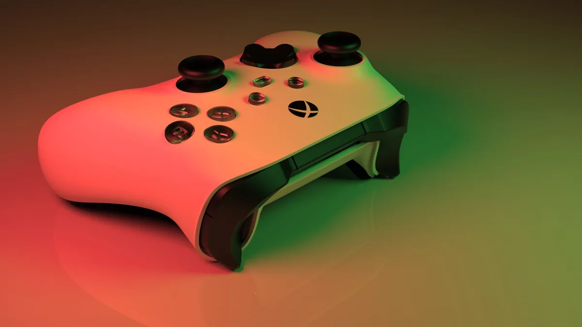 Mano sosteniendo control Xbox durante sesión de juego con interfaz visible en pantalla
