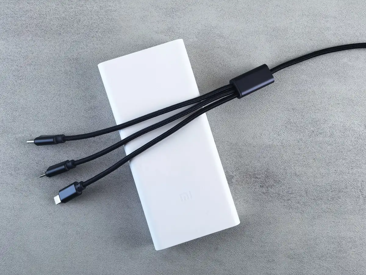 Puertos USB-C y USB-A de una batería externa con cable integrado