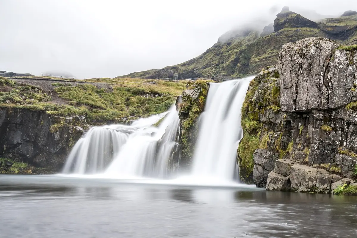 Torrente de montaña con agua acumulada tras fuertes lluvias