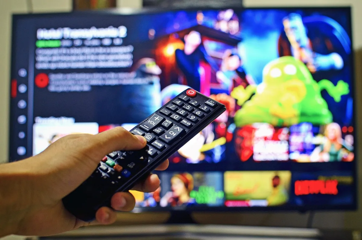 Menú de ajustes de TV mostrando 'Administrar aplicaciones instaladas' en pantalla