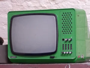 Pantalla de televisión mostrando cambios en la programación y horarios de emisión