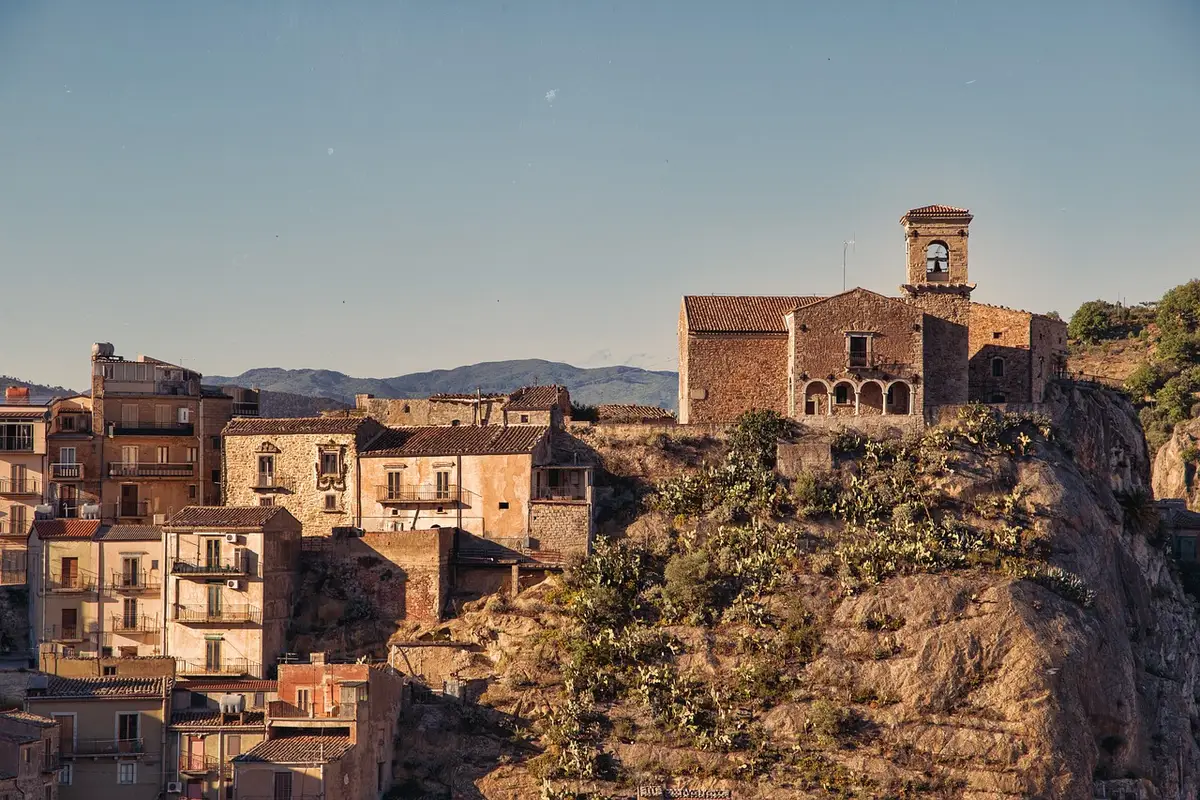 Costa valenciana con bruma de calor y cielo amenazante