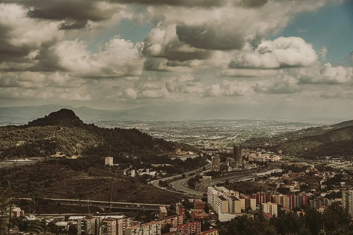 Tormenta sobre paisaje montañoso en Cataluña con nubes oscuras