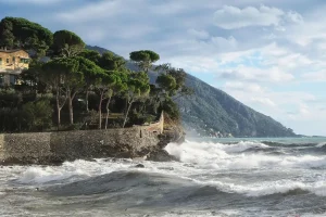 Promenade costera vacía con bruma de calor y nubes de tormenta en el horizonte