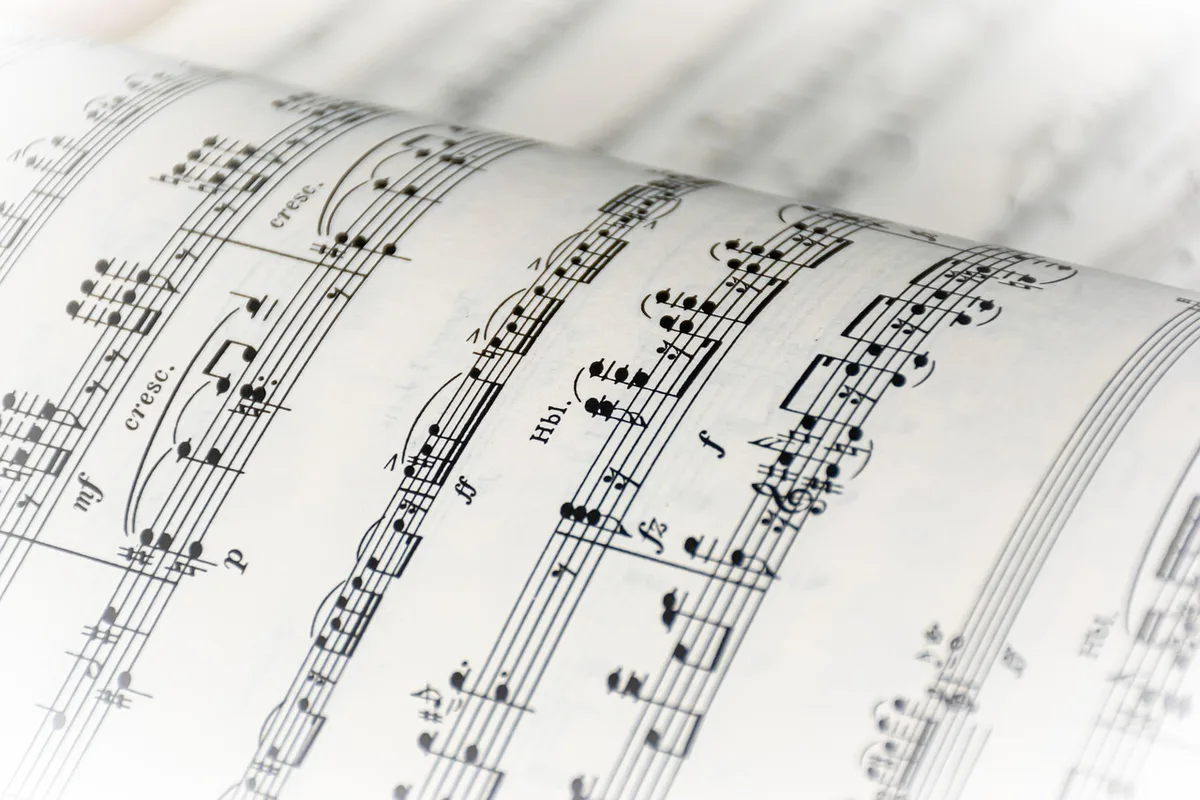 Partitura y acordeón que representan una canción marinera tradicional