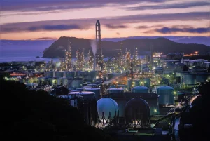Centro de datos industrial con servidores y equipos de fabricación de IA organizados en filas