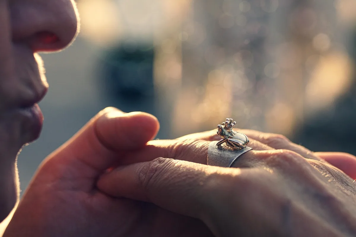 Bocetos de patentes que muestran un anillo inteligente controlando otros dispositivos