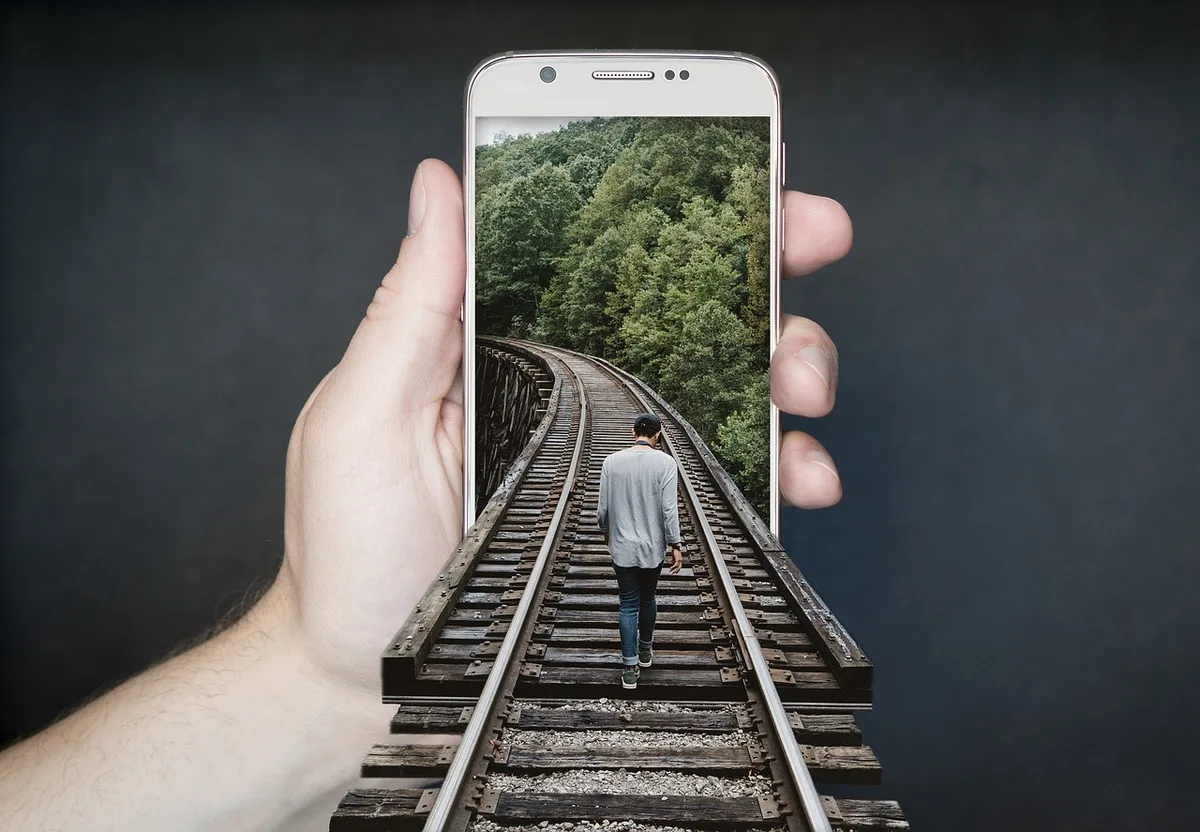 Pantalla de un smartphone mostrando un mapa interactivo con marcadores de negocios locales integrado en una interfaz de