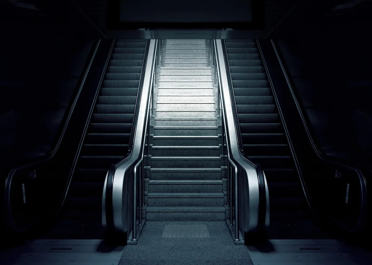 Estación de metro decorada con estética retro y carteles temáticos