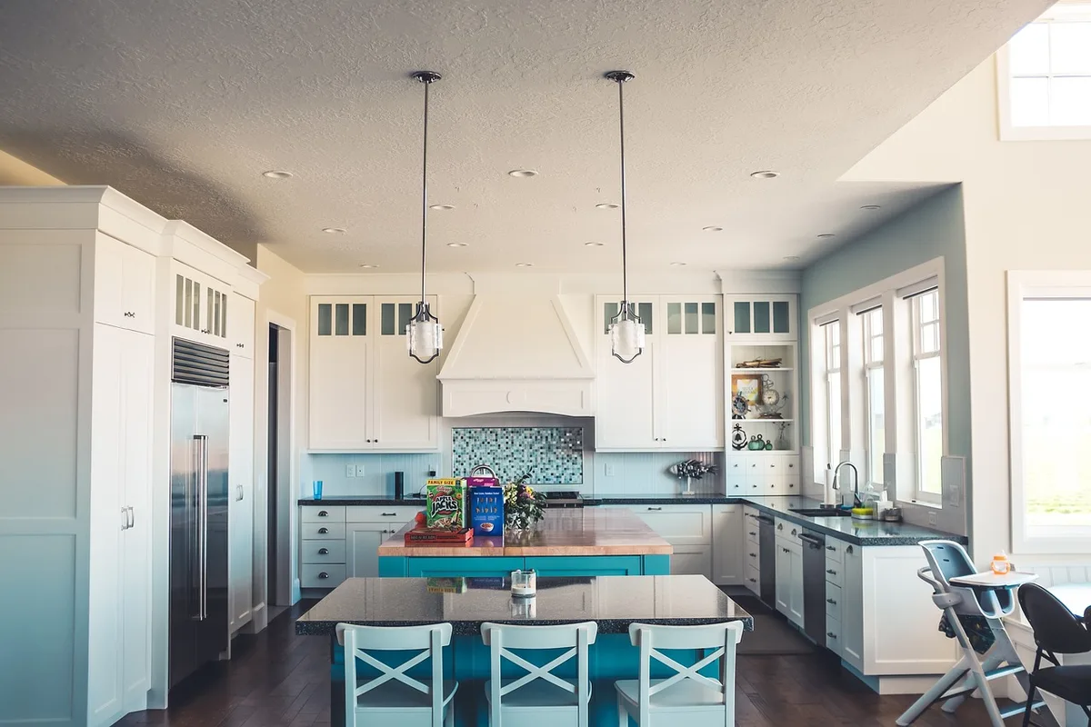 Cocina y zona de lavado modernas con electrodomésticos contemporáneos, sin personas identificables