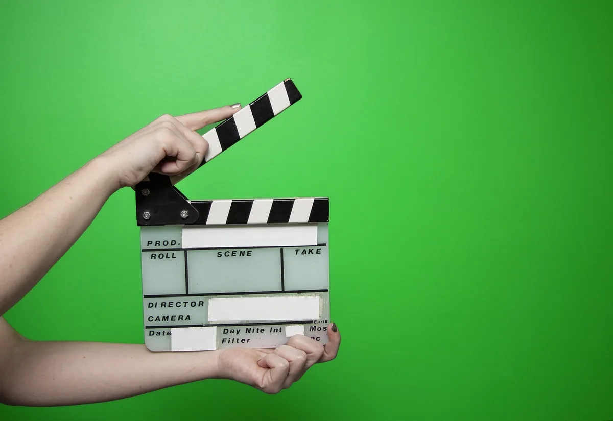 Escena de producción de película de superhéroes con actores y equipo de rodaje