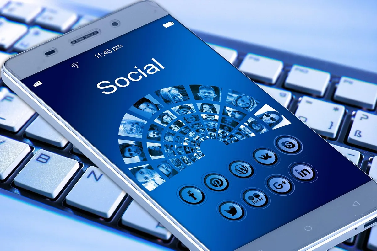 Desarrolladores discutiendo sobre apps y plataformas móviles