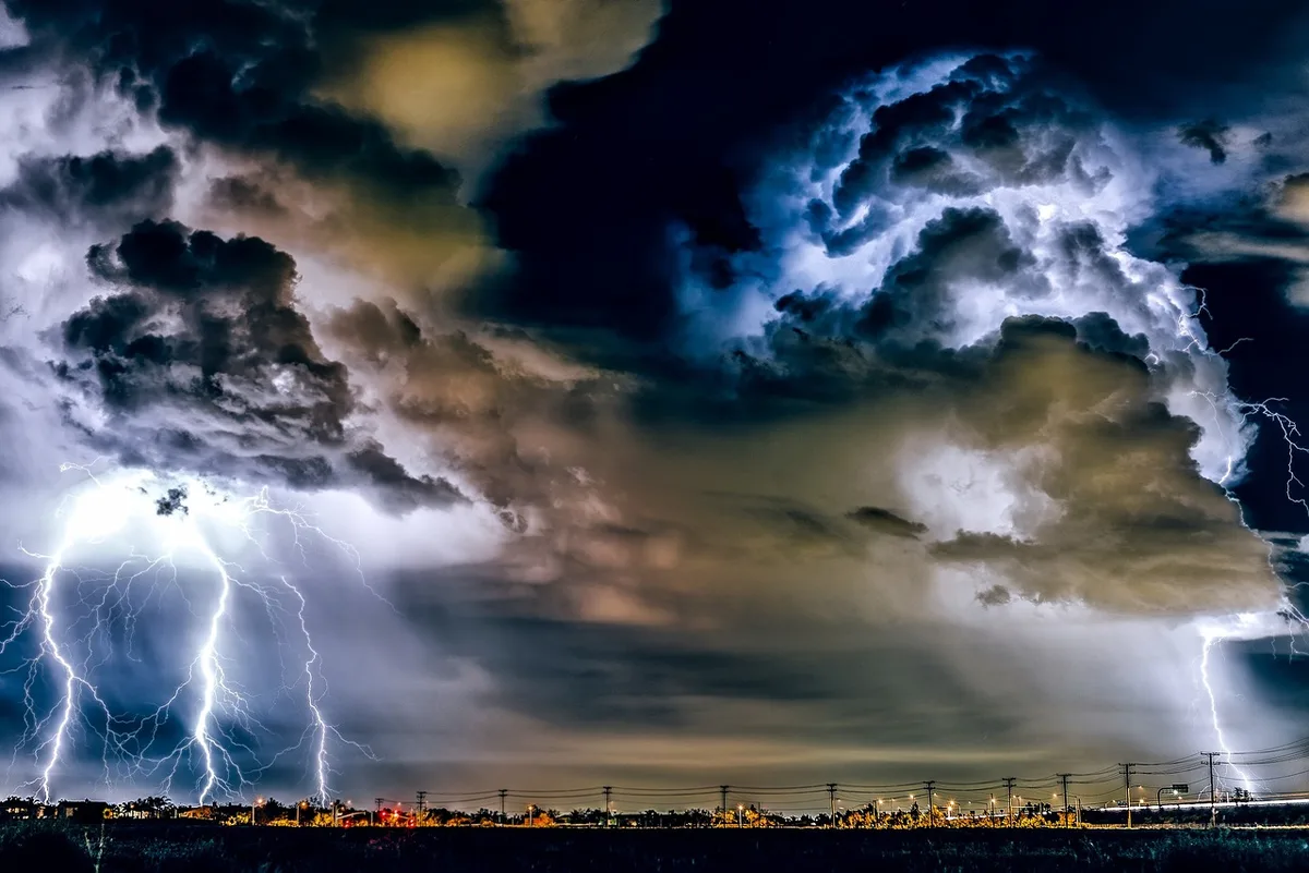 Tormenta costera con nubes oscuras, lluvia intensa y oleaje agitado por el viento