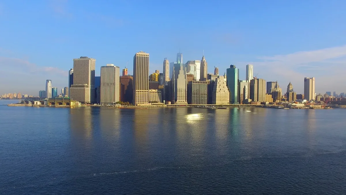 Plató de rodaje en tejado de Nueva York con equipo y luces