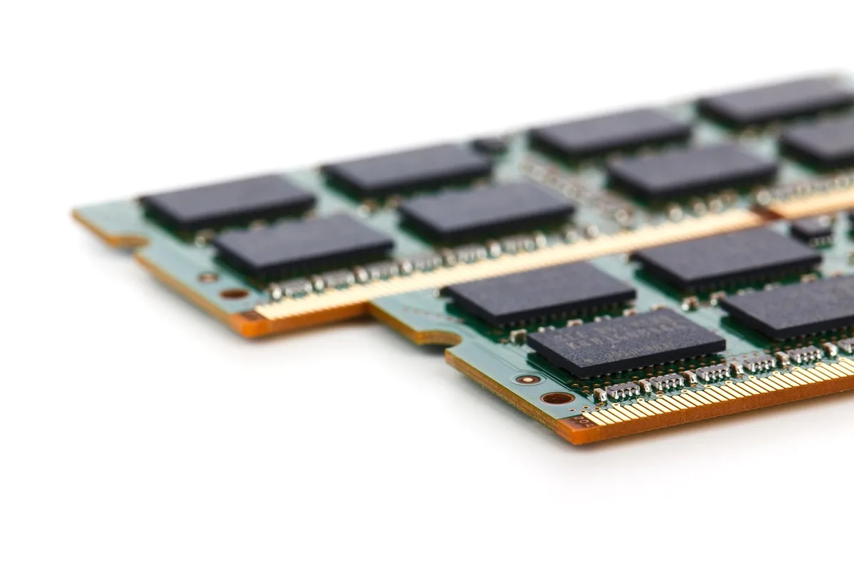 Contenedor con módulos de memoria y componentes electrónicos mezclados