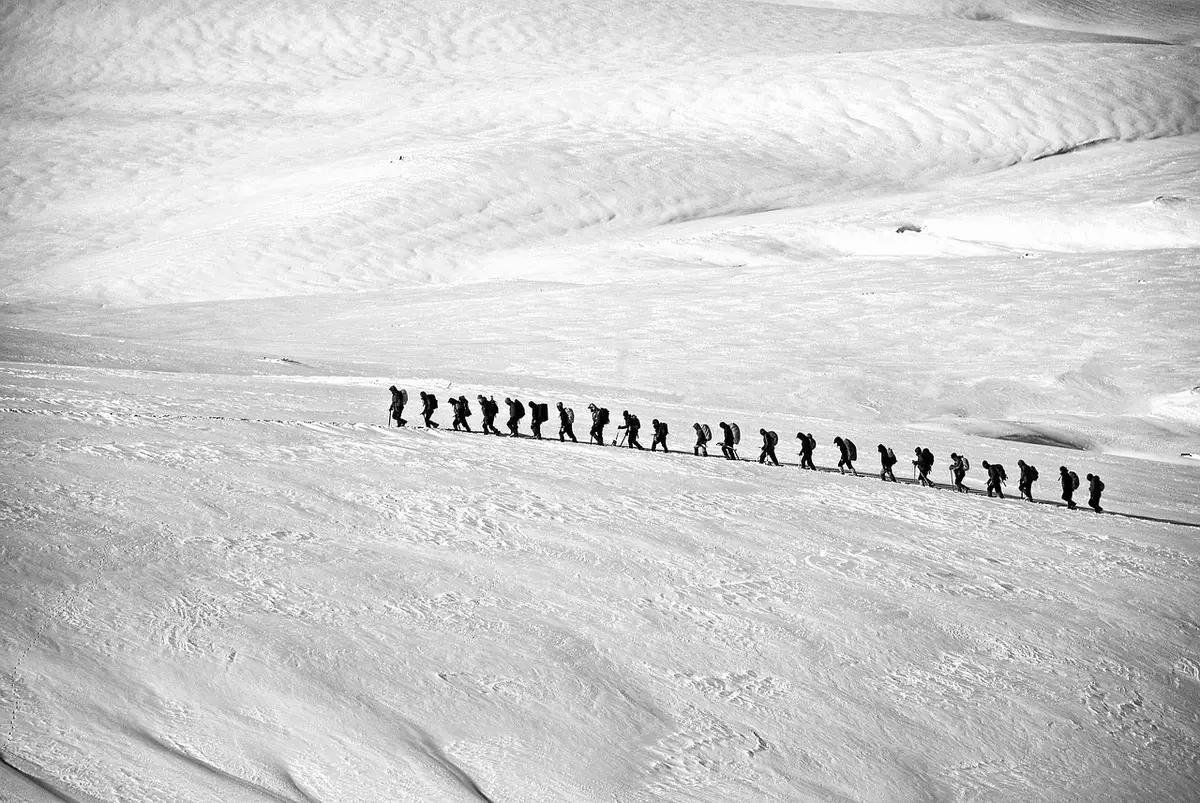 Sistema de vigilancia con sensores y drones en zona glacial de montaña para detección temprana de riesgos