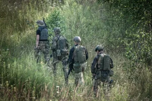 Dos fotógrafos documentando un conflicto urbano entre escombros y caos