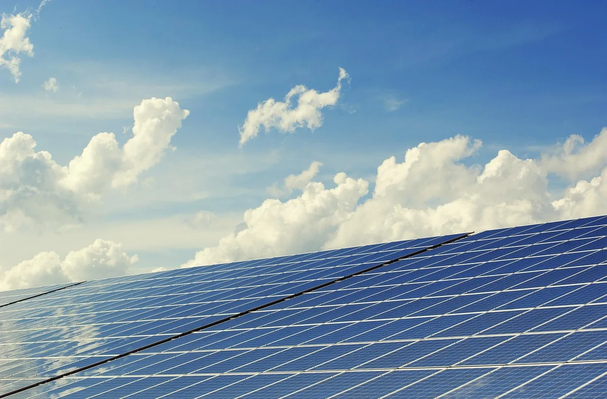 Cámara de control con paneles solares y antena 5G al borde de la carretera