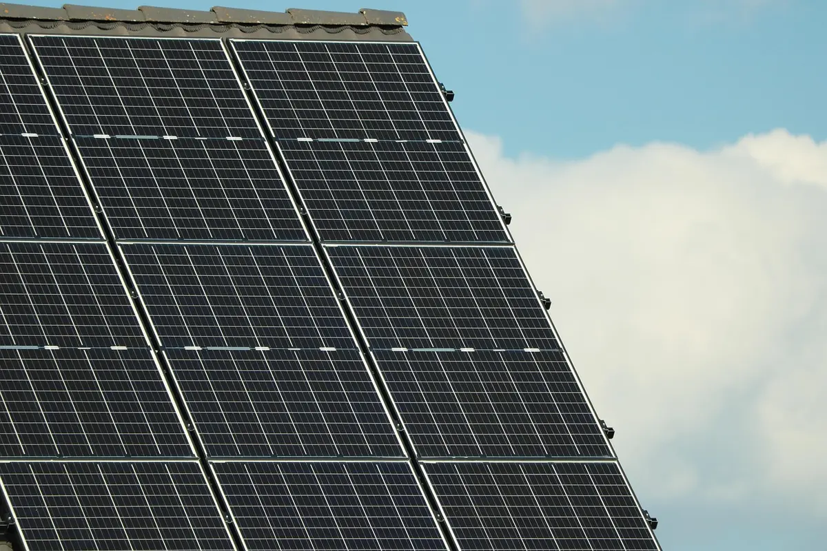 Carril Bus-VAO con postes de cámaras y paneles solares junto a la carretera