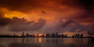 Aparcamiento de motel vacío con palmeras al atardecer que evoca rodaje en Miami