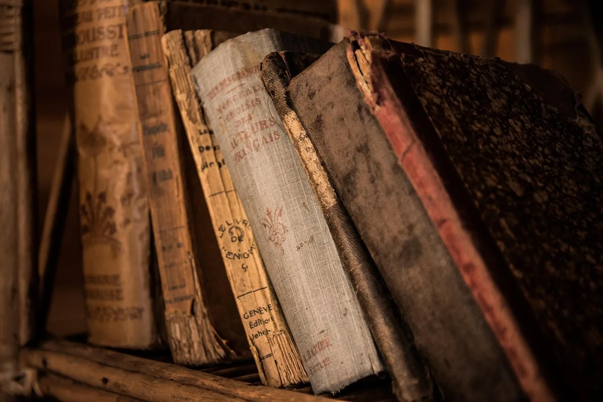 Equipo de producción revisando material de archivo y documentos históricos