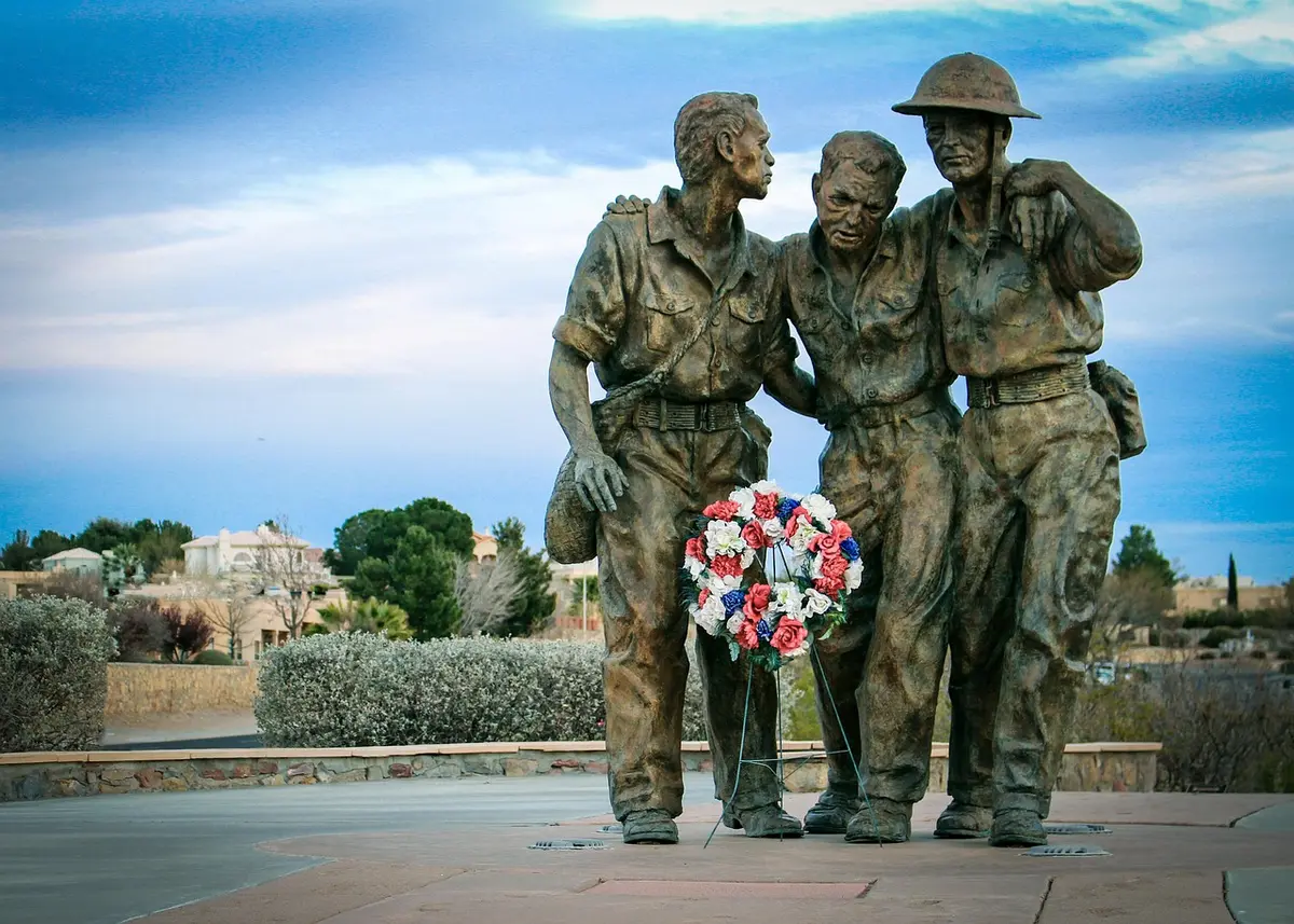 Veteranos de guerra en acto conmemorativo, rostros anónimos de personas mayores