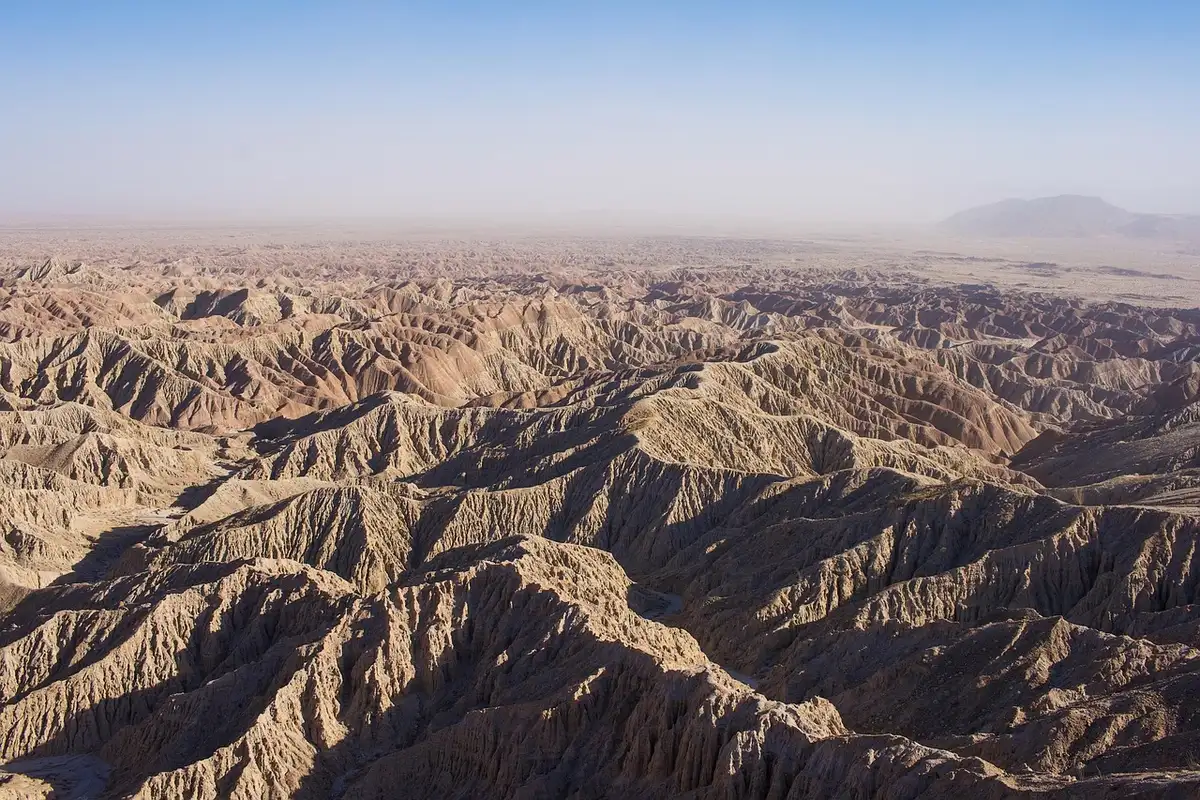 valle seco y carretera bajo cielo despejado que evoca una ola de calor