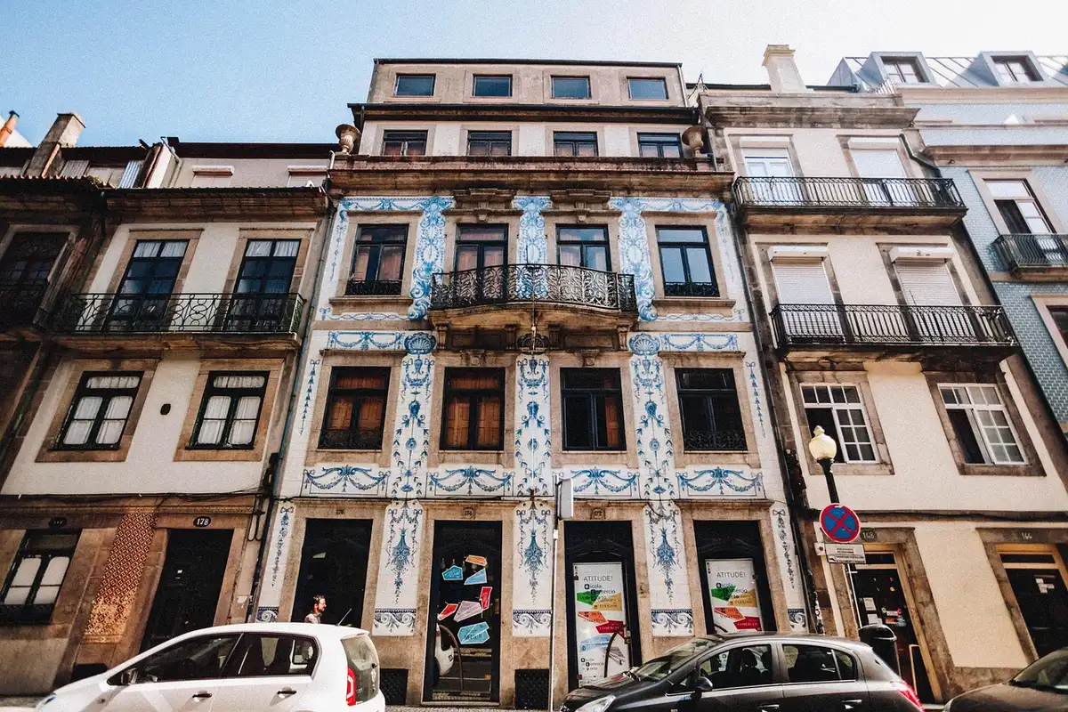 Fachada con balcones agrietados y escombros potenciales en la calle