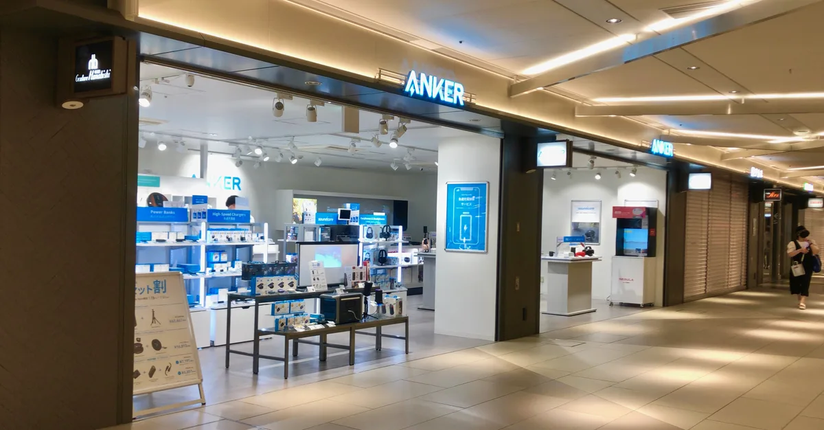 Este cargador inalámbrico Anker carga tres dispositivos y cabe en el bolsillo