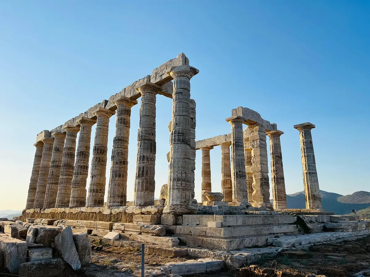 Obras de restauración en un complejo de templo antiguo con andamios