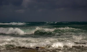 Paseo marítimo vacío con oleaje y viento antes de una borrasca atlántica