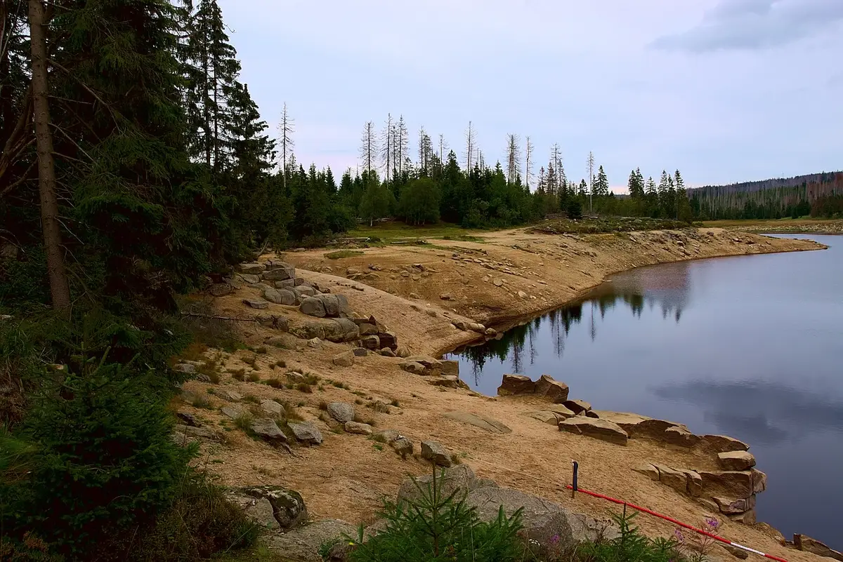 Panorámica de un embalse que ilustra capacidad y volumen almacenado
