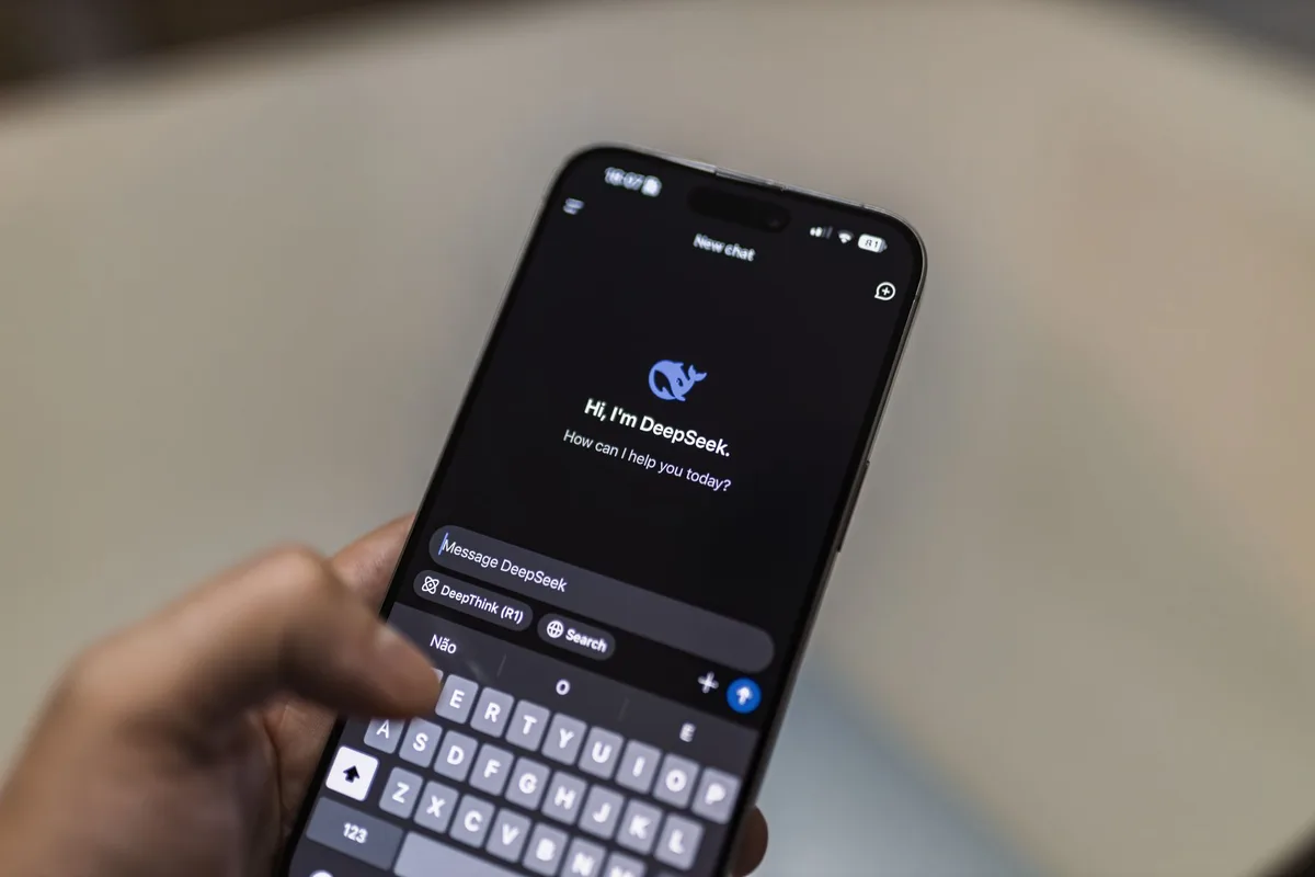 A close-up of an anonymous smartphone screen showing a WhatsApp chat bubble asking for money, with the sender name blurred and a message requesting €980; no identifiable faces or logos