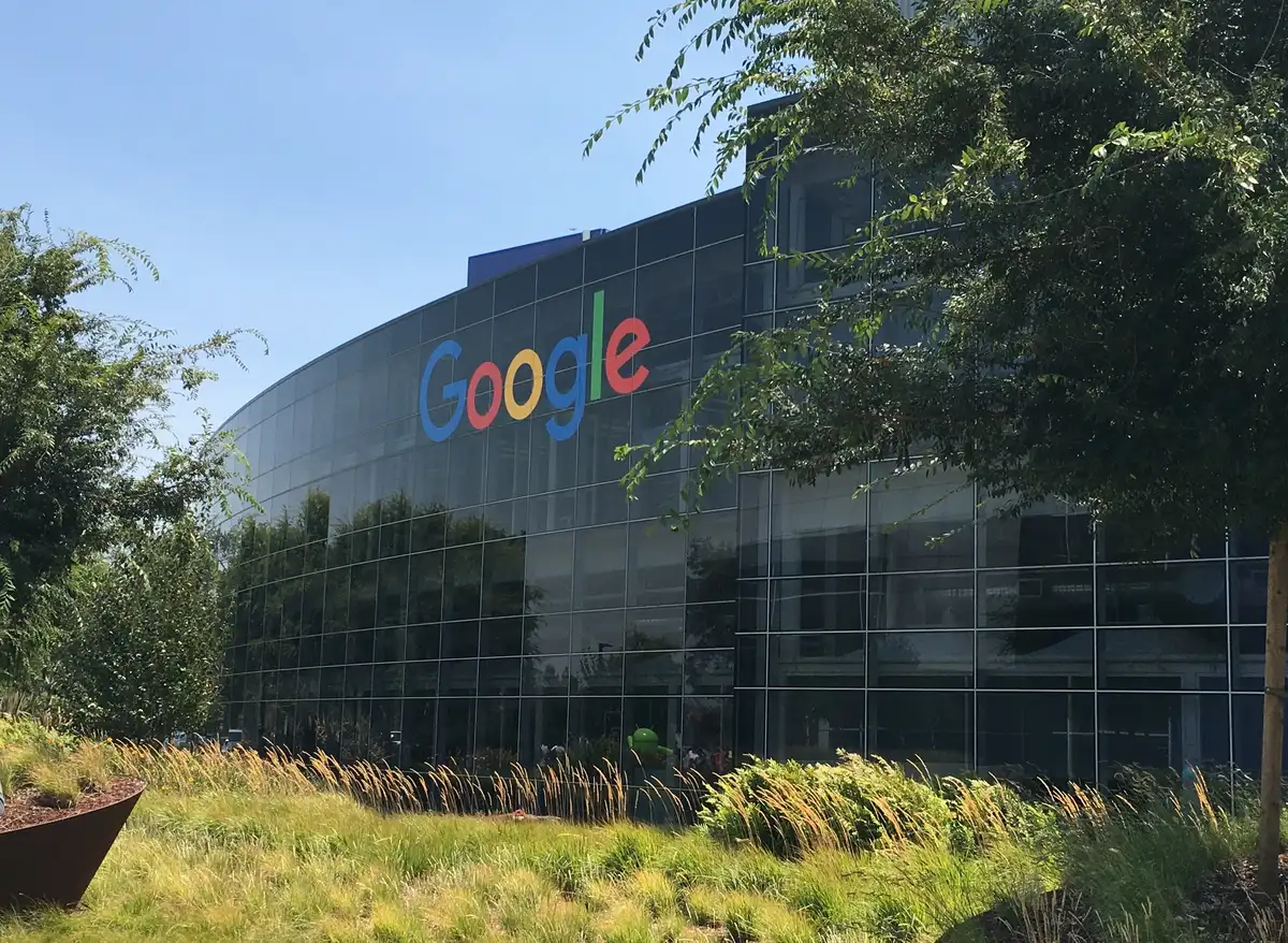 Google lanza Fitbit Edge, pulsera con pantalla que mide actividad y salud