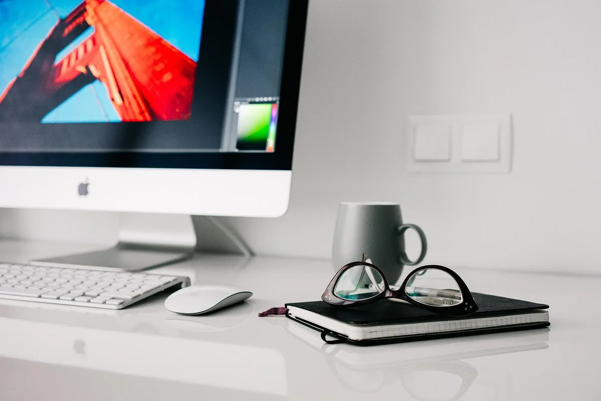 IdeaCentre AIO i en un escritorio con teclado y ratón a juego en tonos Pantone