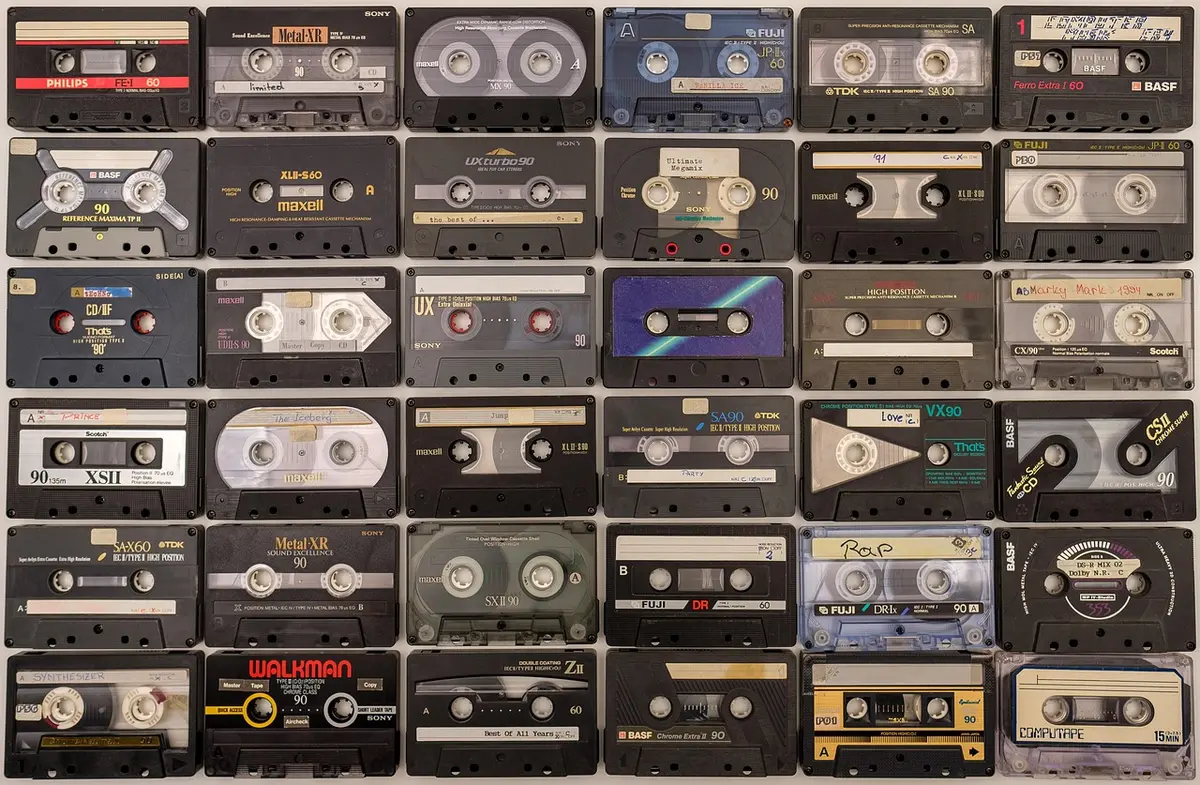 Colección de cajas de videojuegos retro en estantería
