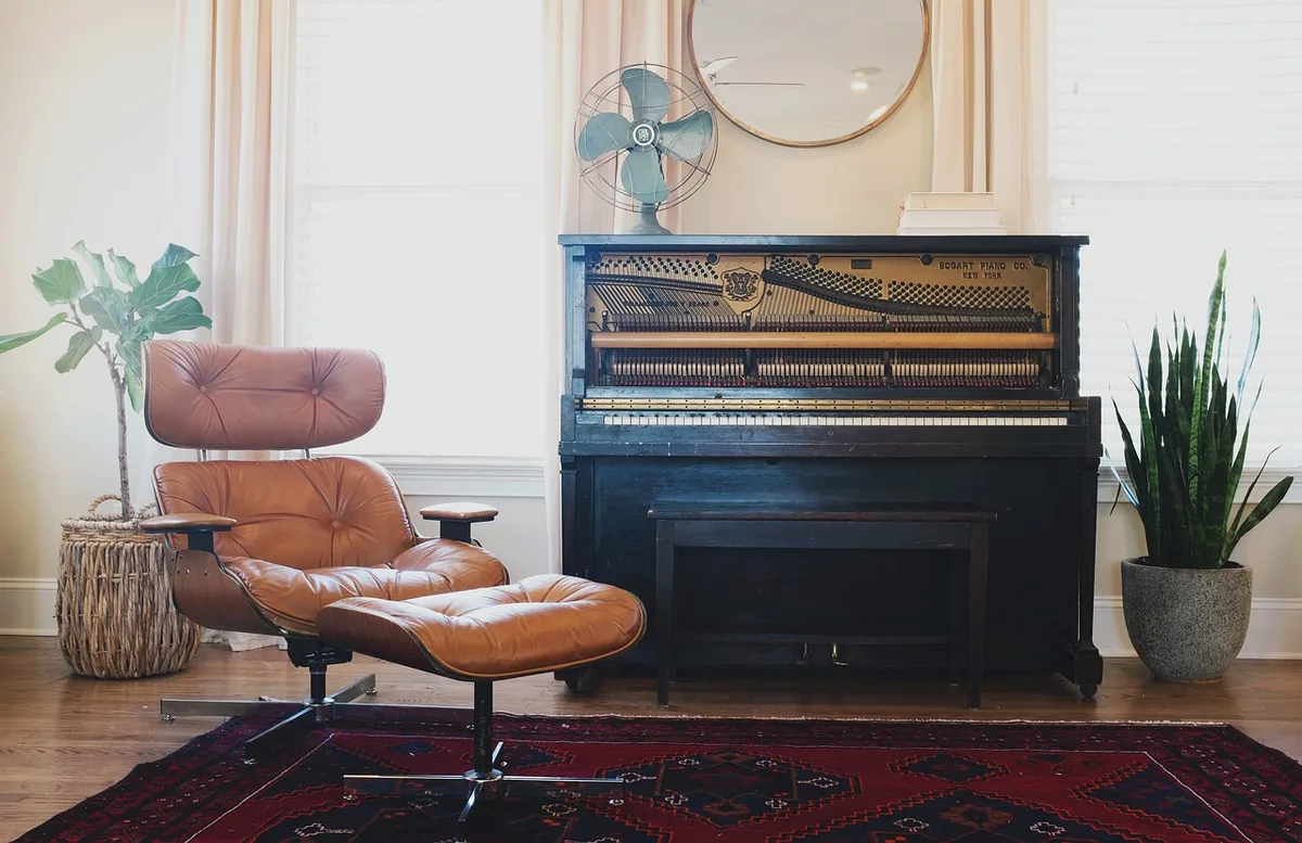 Barra de sonido compacta sobre mueble en una sala moderna